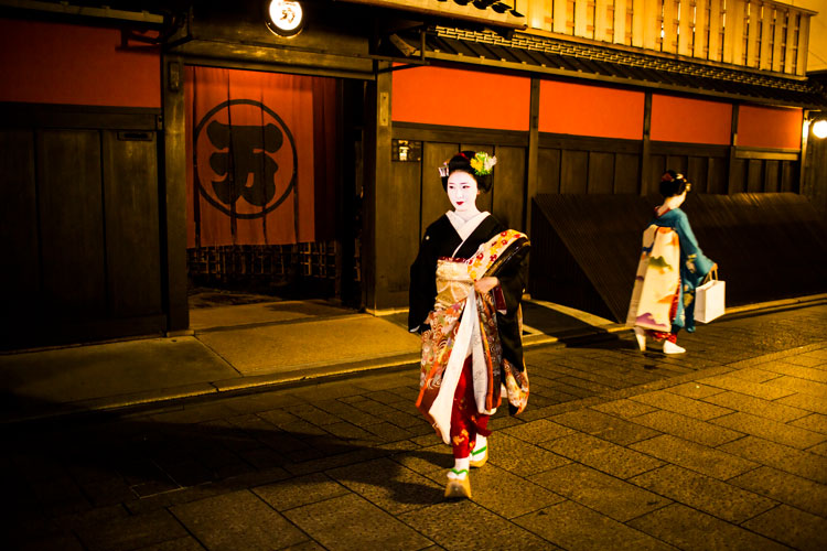 Maikos in Gion, Kyoto, Japan. © Getty Images.