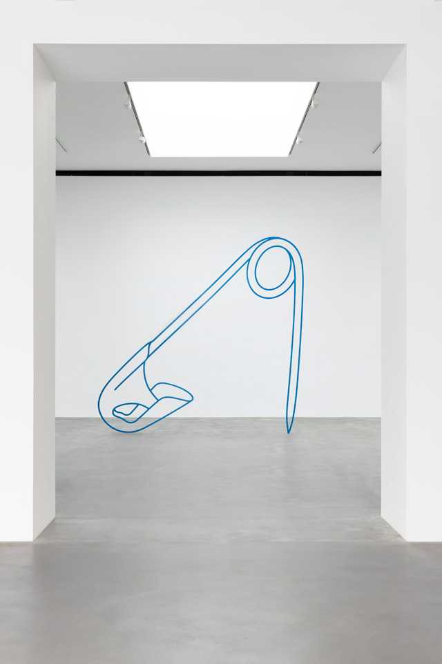 Michael Craig-Martin. Safety Pin (blue), 2019. Powder-coated steel, 122 13/16 x 127 15/16 x 1 in (312 x 325 x 2.5 cm). © Michael Craig-Martin. Photo: Lucy Dawkins. Courtesy the artist and Gagosian.