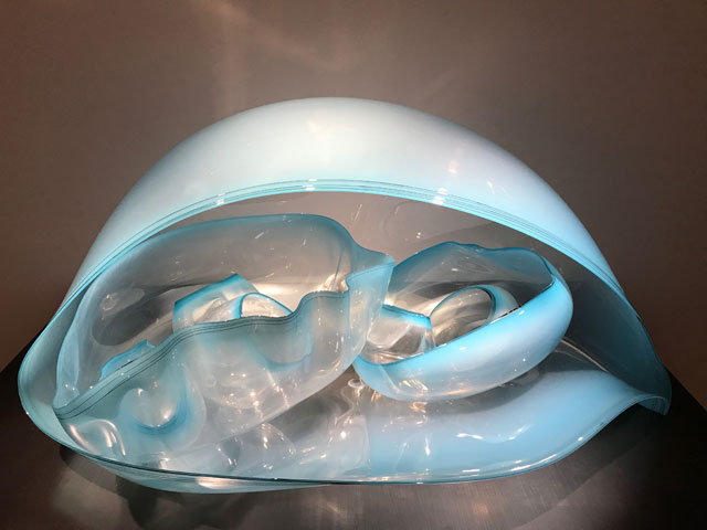 Dale Chihuly. Clear Cerulean Blue Basket Set with Black Lip Wraps, blown glass, 1995. Royal Botanic Gardens, Kew, London 2019. Photo: Anna McNay.