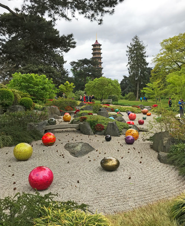 Dale Chihuly. Niijima Floats, blown glass, 1992-2018. Royal Botanic Gardens, Kew, London 2019. Photo: Anna McNay.