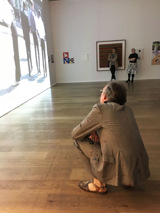 Martin Creed watching his video, Hauser & Wirth, London, 2018. Photo: Veronica Simpson.