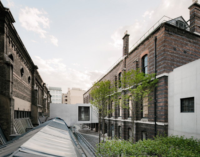 Weston Bridge and The Lovelace Courtyard, Royal Academy of Arts, London, 2018. Photograph: Simon Menges.