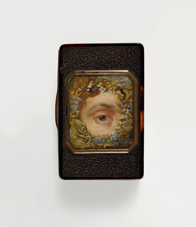 French school. Un oeil qui regarde (An eye that looks), 18th century. Miniature on tortoiseshell snuff bottle, handwritten note inside the snuff bottle, with pen and ink, 10 x 6 cm. Musée du Louvre, Paris, département des Arts graphiques. Photograph © Musée du Louvre, Dist. RMN-Grand. Palais / Martine Beck-Coppola.