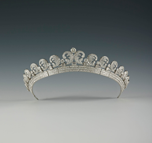 Diadème Halo, Cartier London, 1936. Platine, Diamants ronds taille ancienne et baguette hauteur au centre 4.0 cm. The Royal Collection/Her Majesty Queen Elizabeth II, London. © Royal Collection Trust / © Her Majesty Queen Elizabeth II 2013.