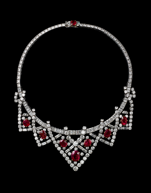 Collier, Cartier Paris, 1951, transformé en 1953. Platine, or, diamants taille brillant, baguette et de forme fantaisie, 8 rubis birmans de forme coussin et ovale, facettés ce collier peut se porter en diadème grâce à une monture spéciale. Provenance: Elizabeth Taylor. Longueur 37.5 cm. Collection Cartier. Photograph: V. Wulveryck, Collection Cartier © Cartier.