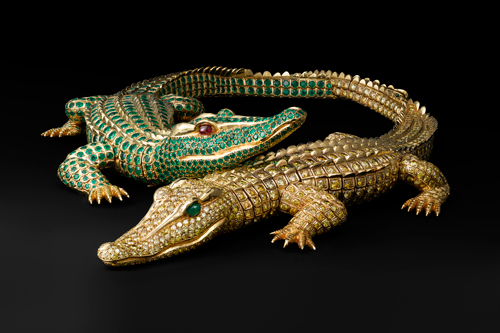 Collier Crocodiles, Cartier Paris, commande de 1975. Or, 1,023 diamants jaune fantaisie taille brillant pour un poids total de 60.02 carats, deux cabochons d’émeraude de forme navette (yeux), 1,060 émeraudes pour un poids total de 66.86 carats, deux cabochons de rubis (yeux) entièrement articulé, chaque crocodile peut se porter en broche. Afin de ne pas blesser le cou lorsqu’il est porté en collier, les pattes intérieures sont remplacées par des motifs qui simulent des pattes repliées. Commande spéciale de María Félix. 30 x 27.3 cm; Collection Cartier. Photograph: V. Wulveryck, Collection Cartier © Cartier.