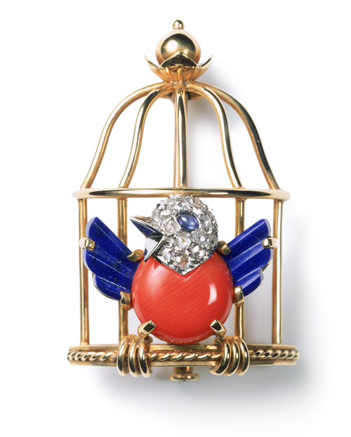 Broche Oiseau libéré, Cartier Paris, 1944. Or, platine, diamants taille rose, un cabochon de saphir, lapis-lazuli, corail. Collection Cartier. Photograph: Nick Welsh, Collection Cartier © Cartier.