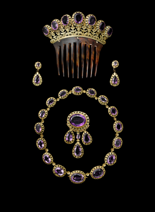 Parure, Cartier Paris, v 1860. Or, améthystes de forme ovale et poire facettées, écaille collier 42.5 cm; peigne 11.3 x 12 cm; Broche 8 x 4 cm; Boucles d’oreille 4 x 1.7 cm. Collection Cartier. Photograph: V. Wulveryck, Collection Cartier © Cartier.