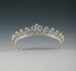 Diadème Halo, Cartier London, 1936. Platine, Diamants ronds taille ancienne et baguette hauteur au centre 4.0 cm. The Royal Collection/Her Majesty Queen Elizabeth II, London. © Royal Collection Trust / © Her Majesty Queen Elizabeth II 2013.