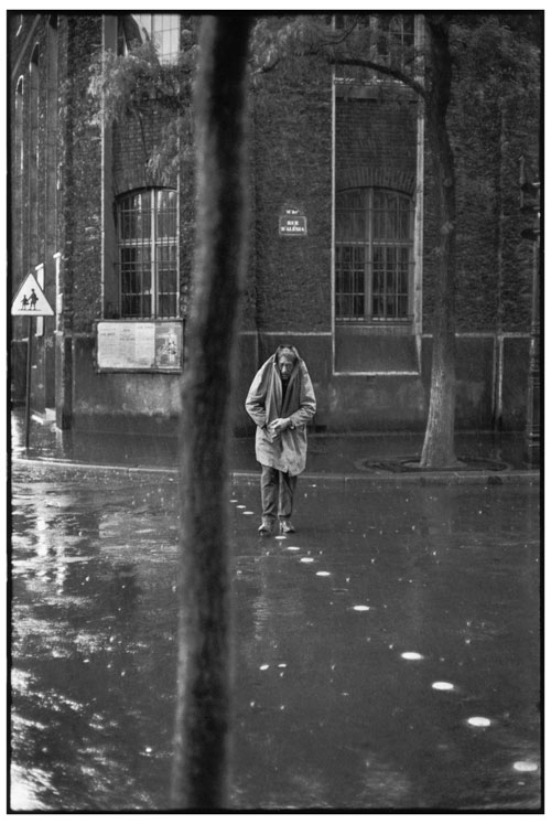 Henri Cartier-Bresson. Alberto Giacometti, rue d’Alésia, Paris, France, 1961. Collection Fondation Henri Cartier-Bresson, Paris
© Henri Cartier-Bresson / Magnum Photos, courtesy Fondation Henri Cartier-Bresson.