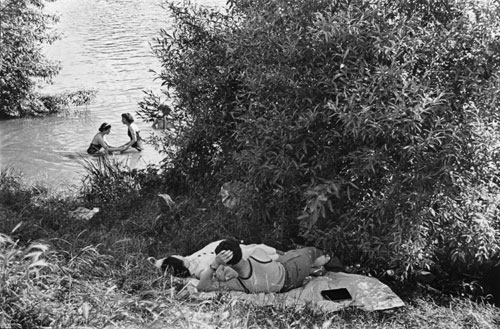 Henri Cartier-Bresson. Premiers congés payés, bords de Seine, France, 1936. Collection Fondation Henri Cartier-Bresson, Paris
© Henri Cartier-Bresson / Magnum Photos, courtesy Fondation Henri Cartier-Bresson.