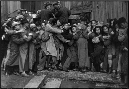 Henri Cartier-Bresson. Foule attendant devant une banque pour acheter de l’or pendant les derniers jours du Kuomintang, Shanghai, Chine, décembre 1948. Collection Fondation Henri Cartier-Bresson, Paris. © Henri Cartier-Bresson / Magnum Photos, courtesy Fondation Henri Cartier-Bresson.