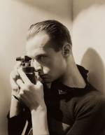 George Hoyningen-Huene. Henri Cartier-Bresson, New York, 1935. The Museum of Modern Art, Thomas Walther
Collection, Purchase, New York. © George Hoyningen-Huene : © Horst / Courtesy-Staley / Wise Gallery / NYC. 
Crédit photographique : © 2013. Digital image, The Museum of Modern Art, New York / Scala, Florence.