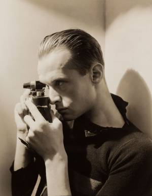 George Hoyningen-Huene. Henri Cartier-Bresson, New York, 1935. The Museum of Modern Art, Thomas Walther
Collection, Purchase, New York. © George Hoyningen-Huene : © Horst / Courtesy-Staley / Wise Gallery / NYC. 
Crédit photographique : © 2013. Digital image, The Museum of Modern Art, New York / Scala, Florence.