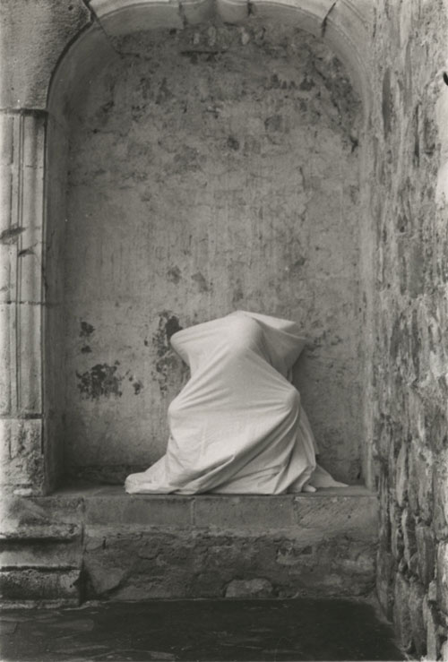 Ana Mendieta. Untitled (Cuilapán Niche), 1973. Lifetime black and white photograph, 25.4 x 20.4 cm. Galerie Lelong, New York.
