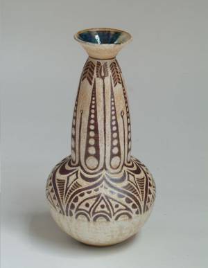Brother Alexander Tingay OSB. <i>Calabash Pot</i>, Stoneware, Height: 
        40.6 cm. Quarr Abbey Pottery. Photo by Steve Thearle.