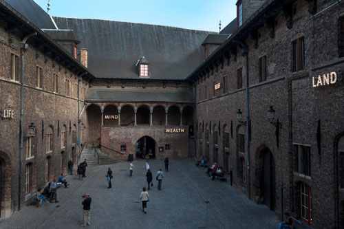 Nathan Coley. Palace, Bruges Triennial 2015 © Piet Goethals.