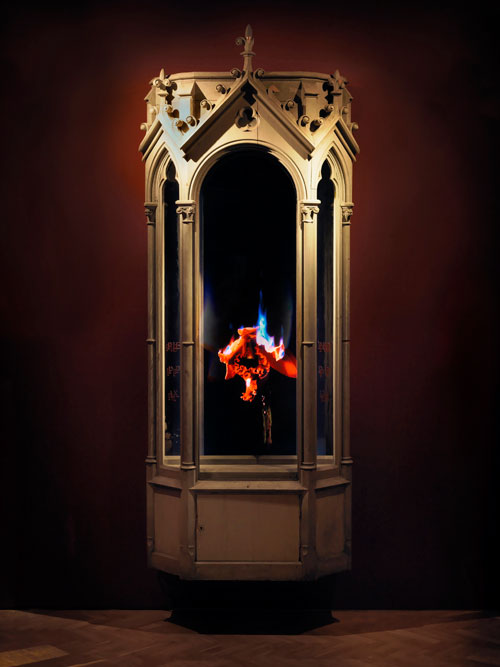 Mat Collishaw. Auto-Immolation, 2010. Hard drive, LCD screen, steel, surveillance mirror, wood, 300 x 114 x 52 cm. Courtesy of the artist and Blain|Southern.