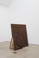 Angela de la Cruz, Limp (Brown), 2000. Installation view, UPRIGHT, Ikon Gallery, Birmingham, 2026. Image courtesy Ikon. Photo: Tom Bird.