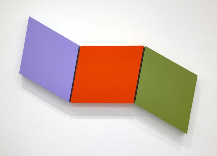 Ronald Davis. Three Color Wave, 2009. Acrylics on expanded PVC plastic, 35.5 x 54.25 x 3 in. Artwork Copyright © Ronald Davis. Courtesy David Richard Gallery. Photo: Yao Zu Lu.
