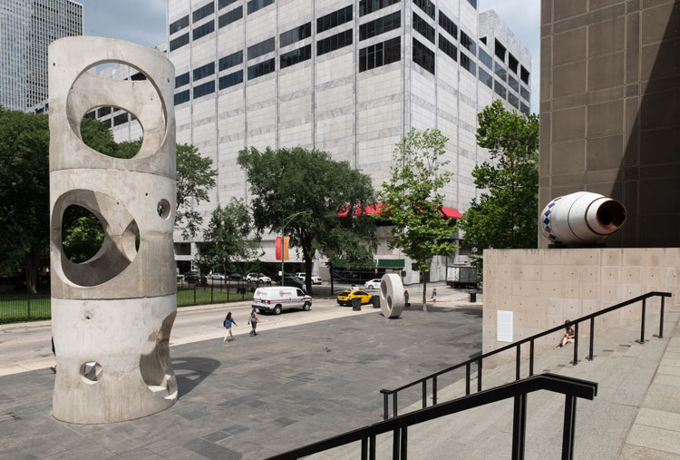 Alexandre da Cunha. Figurehead, 2015. Installation view, MCA Chicago Plaza Project: Alexandre da Cunha, MCA Chicago, July 2015 – July 2016. © Alexandre da Cunha. Courtesy the artist, Museum of Contemporary Art Chicago, and Thomas Dane Gallery. Photo: Nathan Keay.