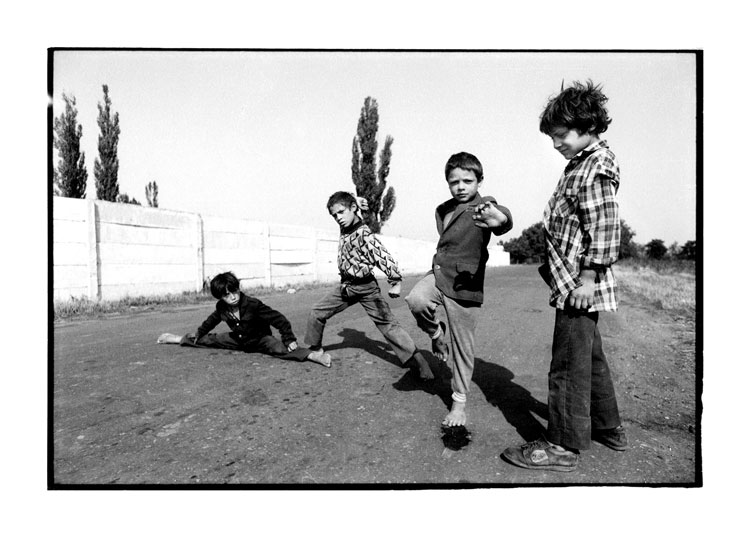Toby Deveson, Neamţ, Moldavia, Romania, September 1992. Taken with a Nikkormat using a 24mm lens and Kodak T-Max 400 film. Printed on Foma 532 fibre-based paper.