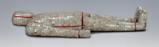 Jade  burial  suit  with  gold  thread, Western  Han  (206  BCE –  8  CE), L 176 cm (69 5/16 in), W (shoulder) 68 cm (26 13/16 in); 4,248 pieces of jade, 1,576 g (about 55.6 oz) of gold thread, excavated in 1994–95 from the King of Chu’s tomb at Shizishan. Collection of the Xuzhou Museum. 金缕玉衣，西汉，长176、肩宽68厘米，玉片4248片、金缕1576克，1994–1995年狮子山楚王墓出土，徐州博物馆藏