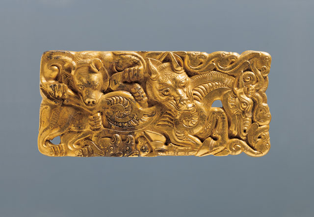 Gold belt buckle (with prong), detail, Western Han (206 BCE – 8 CE), Buckle plates: L 13.3 cm (5 1/4 in) each, W. 6 cm (2 3/8 in) each, Wt 273.2 g (9.64 oz.) and 277 g (9.77 oz.); Buckle prong: L 3.3 cm (1 5/16 in), W 0.5 cm (3/16 in), Wt.5.8 g (0.20 oz), excavated in 1995 from the King of Chu’s tomb at Shizishan. Collection of the Xuzhou Museum. 金带扣(附扣舌),局部,西汉,带板:长13.3、宽6厘米,两板分别重273.2、277克;扣舌:长3.3、宽0.5厘米,重5.8克,1995年狮子山楚王墓出土,徐州博物馆藏