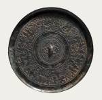 Bronze mirror with portrayals of people, Western Han (206 BCE – 8 CE), Diameter 18.6 cm (7 3/8 in), T (at edge) 0.9 cm (3/8 in), excavated in 1994 from the Marquis of Wanqu’s tomb at Bojishan. Collection of the Xuzhou Museum. 人物画像铜镜，西汉，直径18.6、缘厚0.9厘米，1994年簸箕山宛朐侯墓出土，徐州博物馆藏