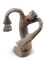 Earthenware tomb figurine of dancer, Western Han (206 BCE – 8 CE), H 45 cm (17 3/4 in), W 42 cm (16 9/16 in), excavated in 2000 from the King of Chu’s tomb at Tuolanshan. Collection of the Xuzhou Museum. 陶绕襟衣舞俑，西汉，高45、宽42厘米，2000年驮篮山楚王墓出土，徐州博物馆藏
