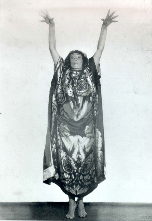 Charlotte Rudolph. Le Saut de Palucca, vers 1922-23. Bromure d’argent sur papier légèrement citronné des années 1825, 22.4 x 16.8 cm. Collection Centre Pompidou, Musée national d’art moderne. Photograph: Adam Rzepka, Centre Pompidou. Diffusion RMN © Adagp, Paris 2011.