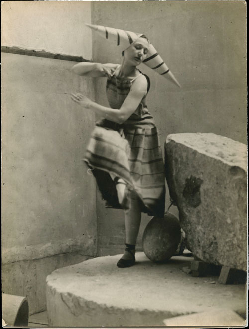 Constantin Brancusi. <em>Costume ‘la sorcière’ de Lizica Codreano pour Gymnopédies d’Erik Satie</em>, 1922. Ensemble dissociable de 2 épreuves gélatino-argentiques, 23.8 x 17.8 cm. Collection François Fontenoy, Paris. © Adagp, Paris 2011