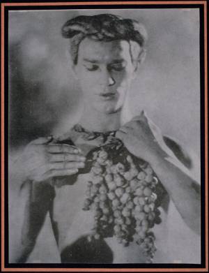 Adolphe (baron) De Meyer. <em>Nijinsky à mi-corps, tenant une grappe de raisins,</em> 1914. Epreuve photomécanique (collotype) – 20.9 x 15.8 cm. Collection Musée d’Orsay, Paris.