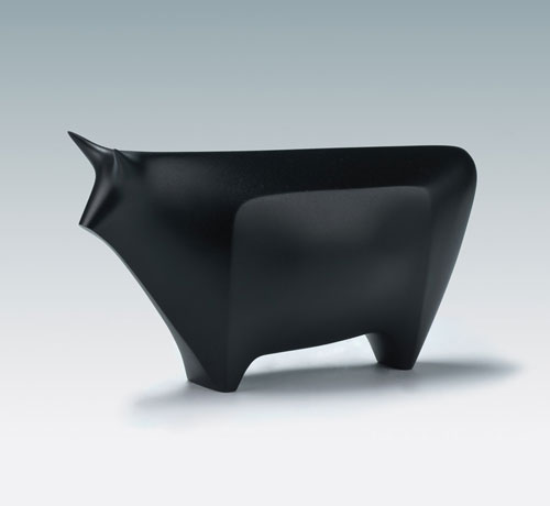 Hiramatsu Koshun (1896–1971). <em>Okimono of a Bull</em>, c1939–43. Bronze, 7¼ × 3⅞ × 14 in. This exhibition is organised and circulated by Art Services International, Alexandria, Virginia.