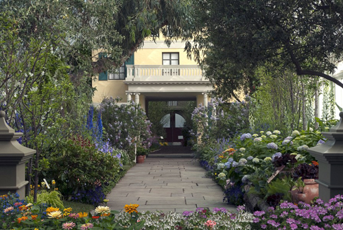 Re-creation of 19th-century New England flower garden. 
        Emily Dickinson's Garden: The Poetry of Flowers. 
      Photo by Ivo M. Vermeulen.