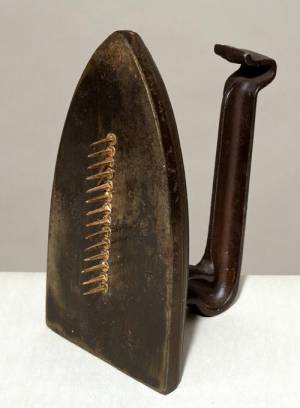 Man Ray. <em>Cadeau,</em> 1921. Iron and nails. Tate. Presented by the Tate Collectors Forum 2002 © Man Ray Trust/ADAGP, Paris and DACS, London 2008