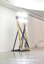 Oscar Tuazon. <em>Sans titre,</em> 2009. Projecteurs, acier, bois, 120 x 200 x 450 cm.      Courtesy de l’artiste / Galerie Balice Hertling, Paris. Photo: Pierre Antoine.