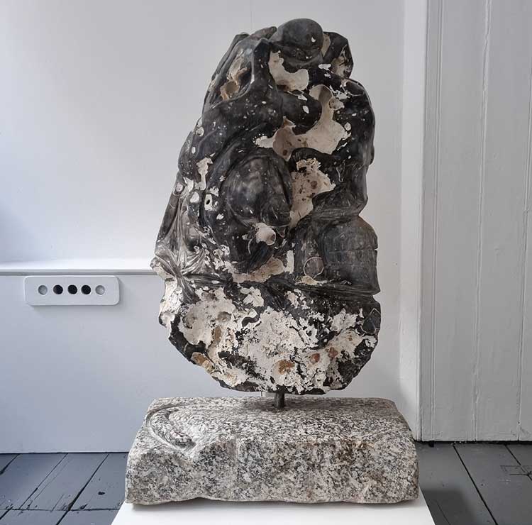 Drew Edwards, The Skull, 2017. Flint, 117 x 52 x 34 cm (46 1/16 x 20 1/2 x 13 3/8 in). Photo: Laurent Delaye.