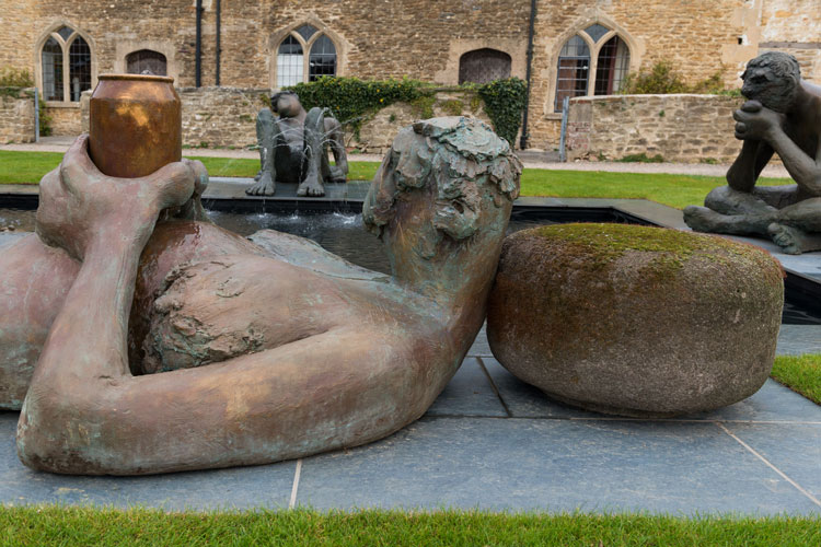 Nicole Eisenman, Fountain, 2017, installation view, Hauser & Wirth Somerset 2020. © Nicole Eisenman. Courtesy the artist and Hauser & Wirth. Photo: Ken Adlard.