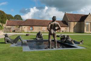 Nicole Eisenman, Fountain, 2017, installation view, Hauser & Wirth Somerset 2020. © Nicole Eisenman. Courtesy the artist and Hauser & Wirth. Photo: Ken Adlard.