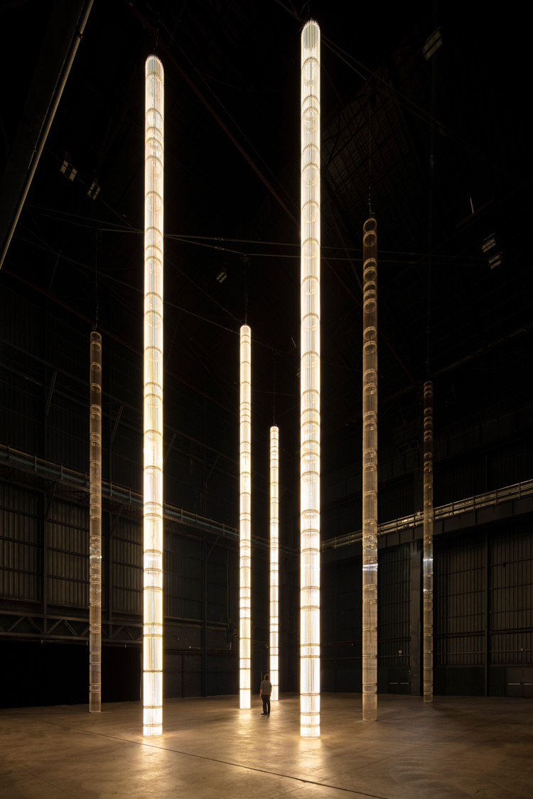 Cerith Wyn Evans. StarStarStar/Steer (totransversephoton), 2019. Installation view at Pirelli HangarBicocca, Milan, 2019. Courtesy of the artist; White Cube and Pirelli HangarBicocca. Produced with the technical support of INELCOM, Madrid. Photo: Agostina Osio.