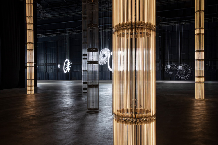Cerith Wyn Evans. “….the Illuminating Gas”, exhibition view at Pirelli HangarBicocca, Milan, 2019. Courtesy of the artist and Pirelli HangarBicocca, Milan. Photo: Agostina Osio.