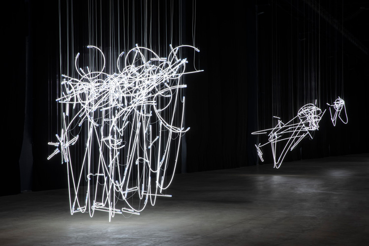 Cerith Wyn Evans. Neon Forms (After Noh), 2015-2019. Installation view at Pirelli HangarBicocca, Milan, 2019. Courtesy of the artist; White Cube; Marian Goodman Gallery, New York, Paris and
London, and Pirelli HangarBicocca. Photo: Agostino Osio.