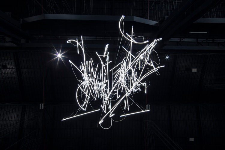 Cerith Wyn Evans. Neon Forms (After Noh XIII), 2018 (detail). Courtesy of the artist; Marian Goodman Gallery, New York, Paris and London, and Pirelli HangarBicocca. Photo: Agostina Osio.