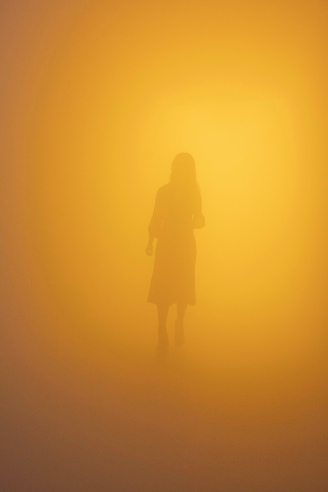 Olafur Eliasson. Din blinde passager (Your blind passenger), 2010. Fluorescent lamps, monofrequency lamps (yellow), fog machine, ventilator, wood, aluminium, steel, fabric, plastic sheet, dimensions variable. Installation view: Tate Modern, London, 2019. Photo: Anders Sune Berg. Courtesy of the artist; neugerriemschneider, Berlin; Tanya Bonakdar Gallery, New York / Los Angeles. © 2010 Olafur Eliasson.