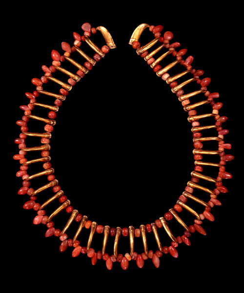 Necklace of red stone and claw shaped beads, Tairona, gold alloy, AD900-1600. Copyright Museo del Oro, Banco de la Republica, Colombia.