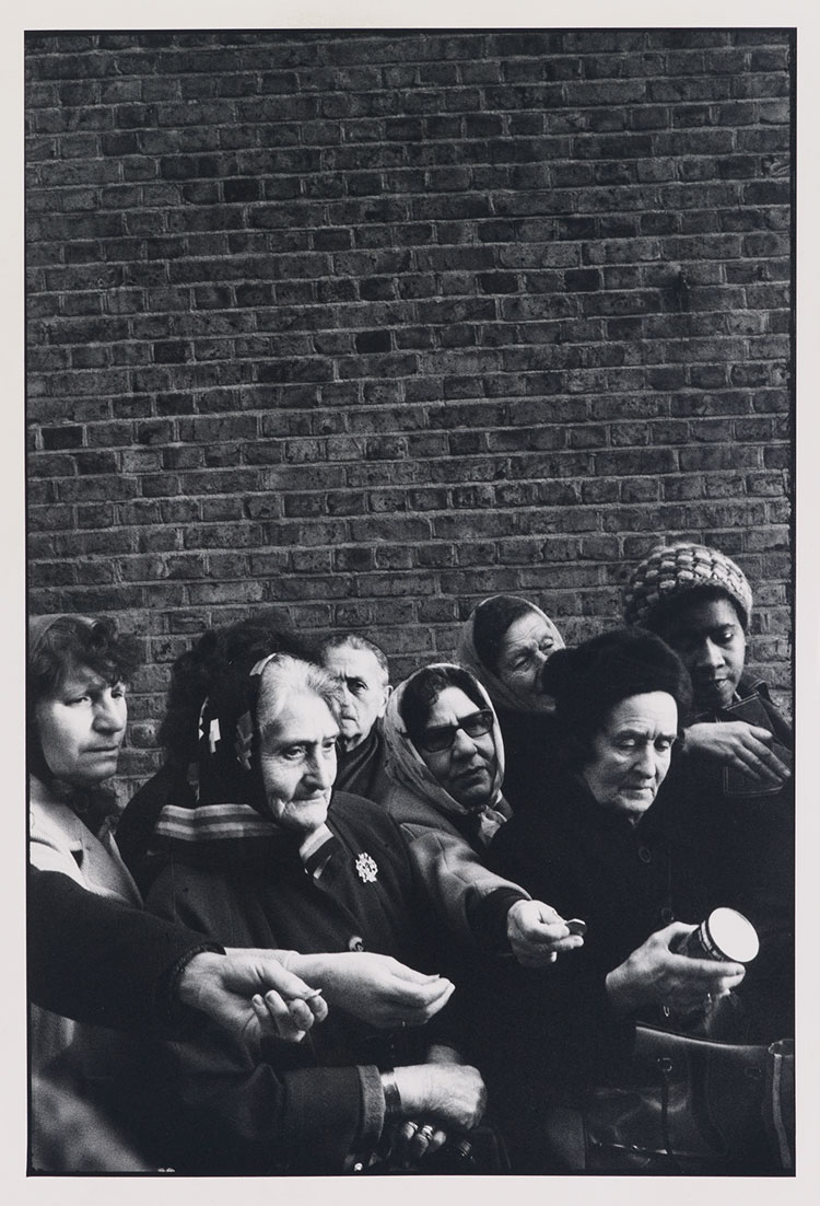 Markéta Luskačová. Women shopping, Roman Rd. Market (From the the series London Markets), 1975. Silver bromide print, 25 x 16.5 cm (9 13/16 x 6 1/2 in). Arts Council Collection, Southbank Centre, London. © MMarkéta Luskačová.