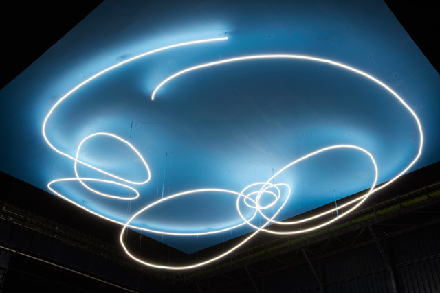 Lucio Fontana, Neon Structure for the Ninth Milan Triennale, 1951/2019. Glass tube and neon, 240 x 1000 x 1200 cm. Reconstruction authorised by   Fondazione Lucio Fontana, Milan.  © Fondazione Lucio Fontana, Bilbao, 2019.