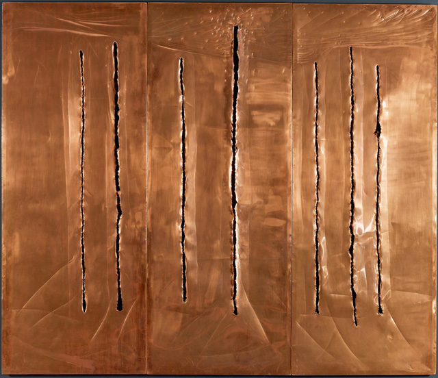 Lucio Fontana, Spatial Concept, New York 10. Copper with slashes and scratches, 3 panels. 94 x 234 cm. Fondazione Lucio Fontana, Milan. © Fondazione Lucio Fontana, Bilbao, 2019.