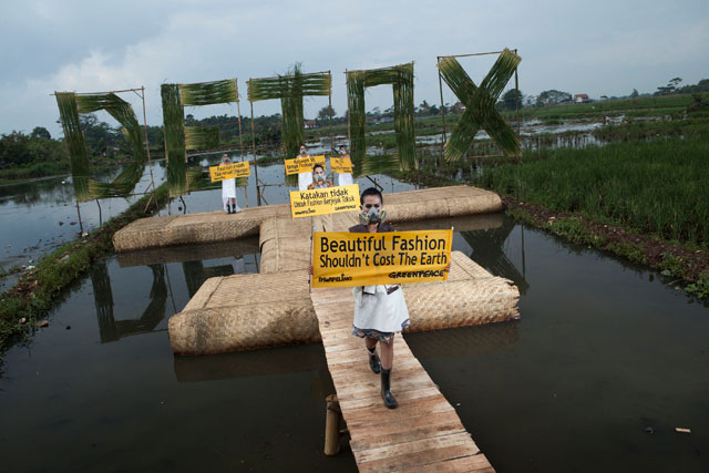 Greenpeace Detox Catwalk in Bandung. © Greenpeace/Hati Kecil Visuals.